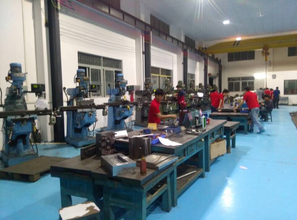 旭錦塑膠模具有限三個(gè)，模具部