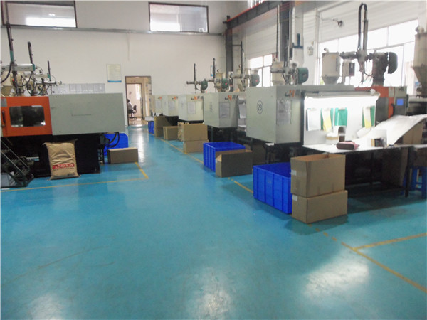 旭錦塑膠模具有限公司，注塑車間