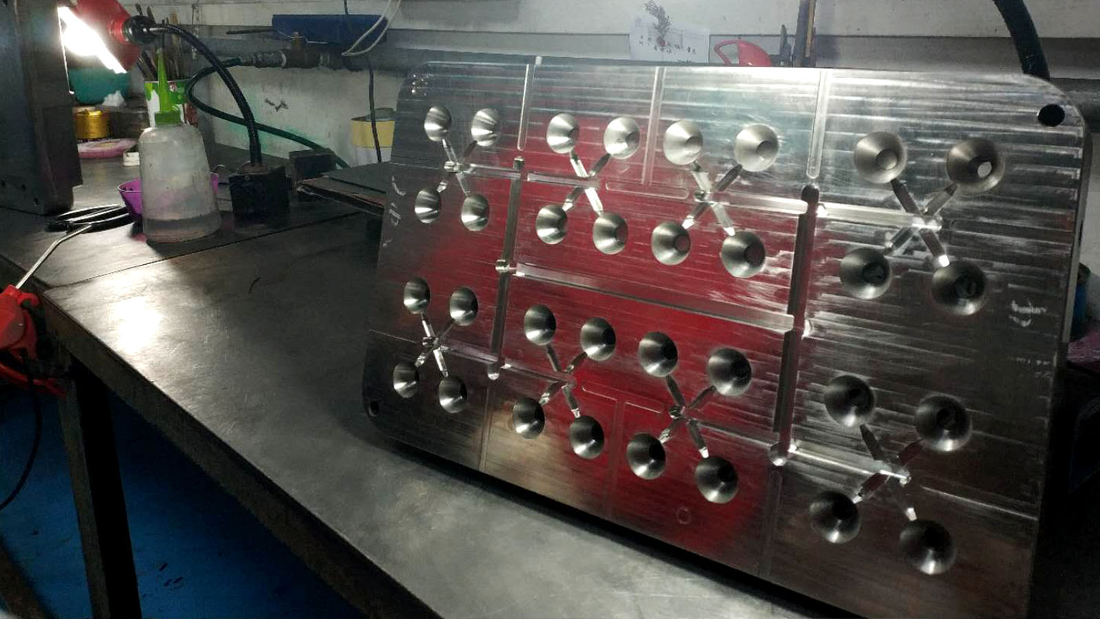 旭錦塑膠模具，模房