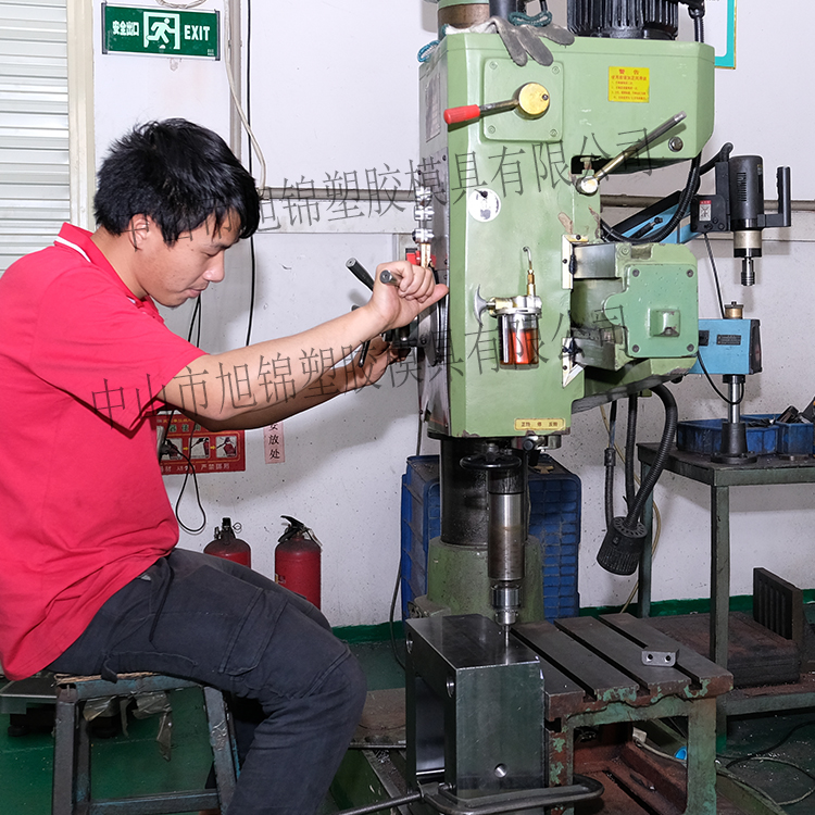 旭錦注塑模具生產(chǎn)廠家車(chē)床車(chē)間 旭錦注塑模具生產(chǎn)廠家車(chē)床車(chē)間